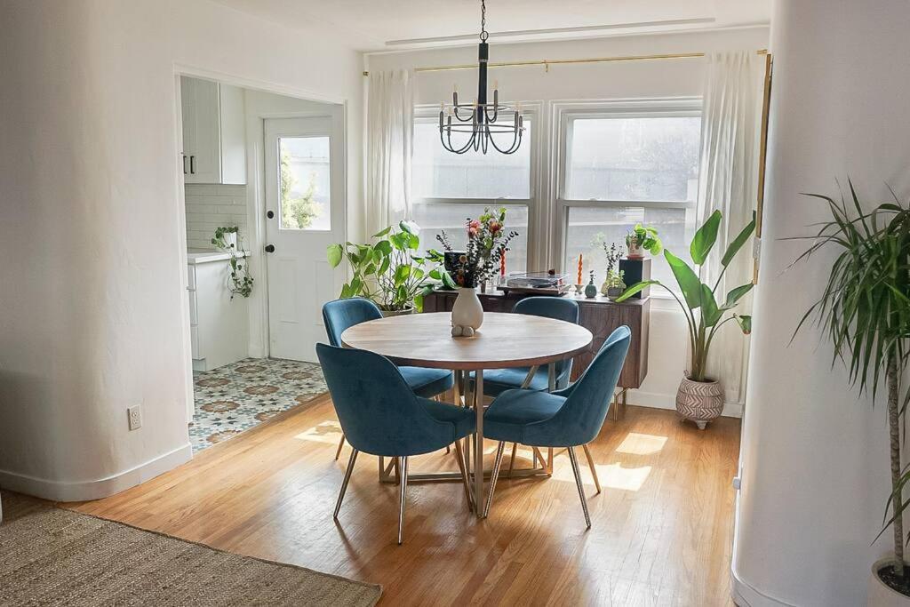 Artsy Mid-century Little Italy, Downtown Holiday home *