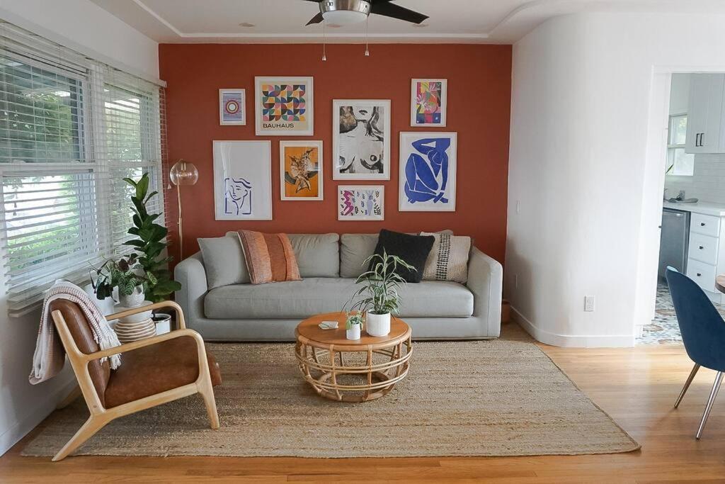 Artsy Mid-century Little Italy, Downtown Holiday home *